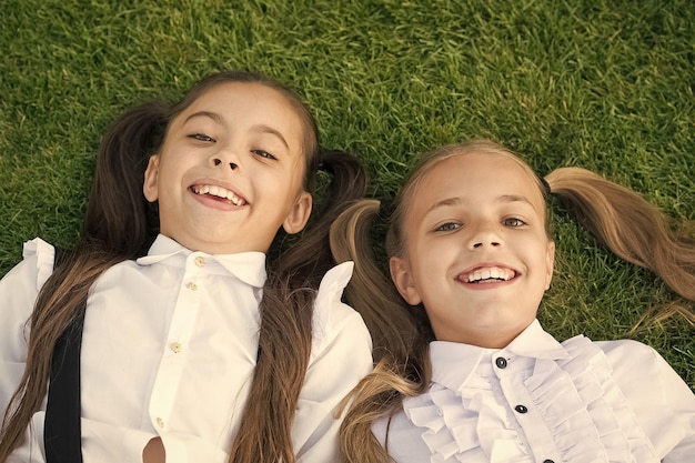 Foto experiencia de infancia feliz los niños felices se relajan en la hierba verde disfrutando de los años de la infancia protección infantil guardería felicidad infantil día internacional de los niños