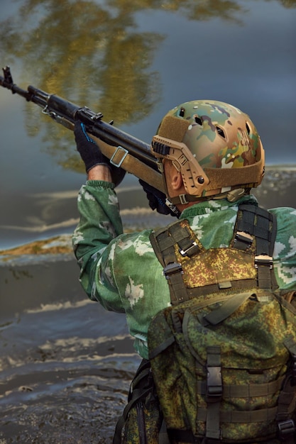 Experiencia militar completa Comando de un día corriendo por el agua con réplica de rifle automático