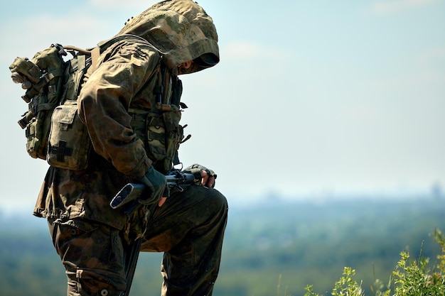 Experiencia militar completa un día de comando corriendo por el agua con una réplica de rifle automático