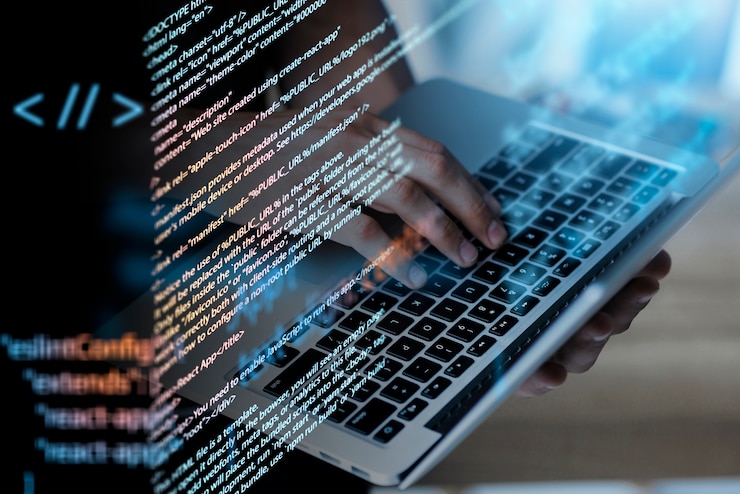 Foto experiencia en programación con persona que trabaja con códigos en computadora