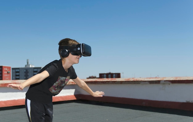 Experiencia de realidad virtual joven teniendo un momento divertido