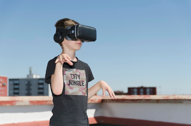 Experiencia de realidad virtual joven teniendo un momento divertido