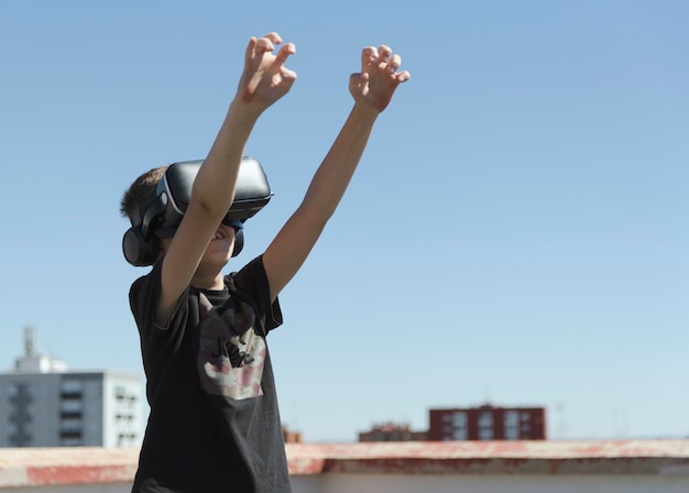 Experiencia de realidad virtual joven teniendo un momento divertido