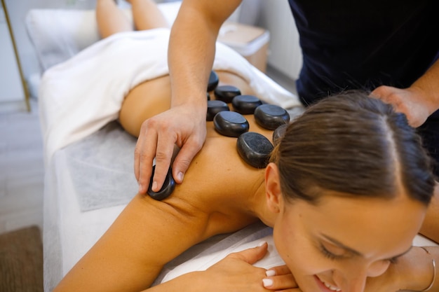 Experiência relaxante de massagem com pedras