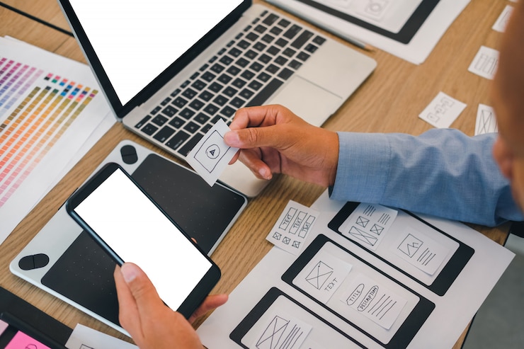 Foto experiencia del usuario diseñador ux diseñando web en diseño de teléfonos inteligentes.