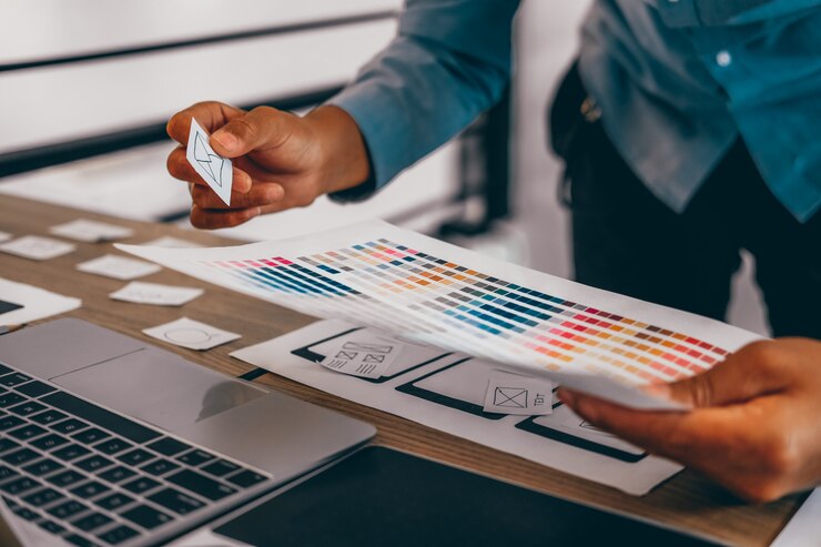 Experiencia del usuario Diseñador UX diseñando web en diseño de teléfonos inteligentes.