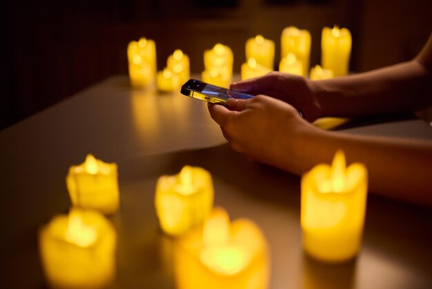 Experimente un ambiente sereno creado por una combinación de luz de velas y tecnología avanzada.
