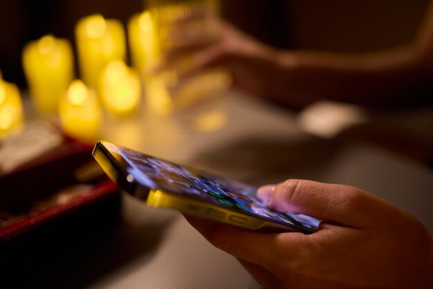Experimente un ambiente sereno creado por una combinación de luz de velas y tecnología avanzada.
