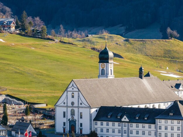 Experimente el lujo en el hotel alpino y la iglesia ubicada en Engelberg, Suiza.