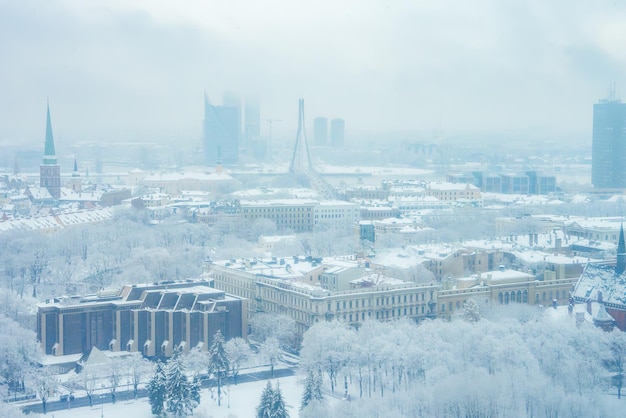 Experimente o panorama de inverno em Riga, misturando projetos históricos e modernos.