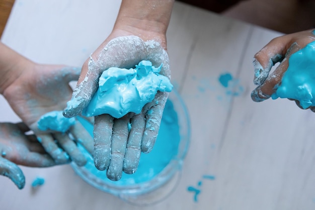 Experimento de química para niños con fluidos no newtonianos