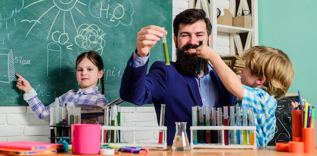 Experimento de química Profesor y alumnos tubos de ensayo en el aula Clubes escolares educación interactiva Clubes para niños en edad preescolar Los clubes después de la escuela son una excelente manera de desarrollar a los niños en diferentes áreas