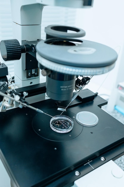 Foto experimentos de microscopios médicos multifuncionales modernos en equipos de microscopios médicos modernos