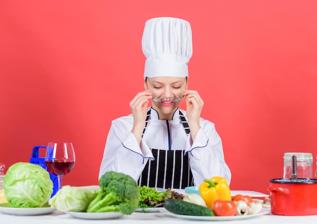 Experta culinaria Mujer chef cocinando alimentos saludables Verduras frescas ingredientes para cocinar comida Concepto de escuela culinaria Mujer en delantal sabe todo sobre arte culinario Educación culinaria