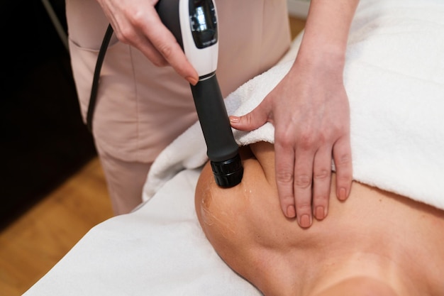 Foto el experto administra terapia de ondas de choque dirigidas para tratar el dolor de hombro