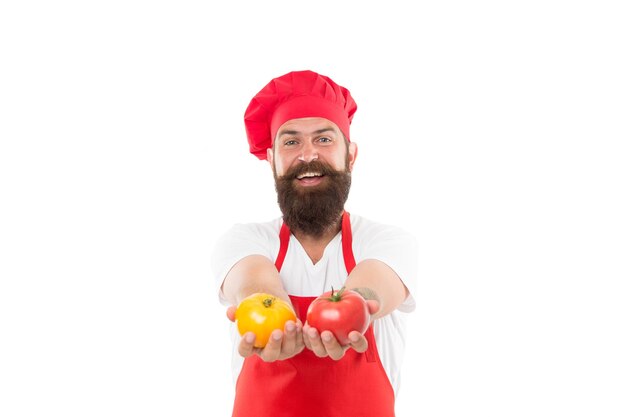 Del experto en alimentación y nutrición Hombre barbudo cocinero sujetar tomates orgánicos Chef profesional cocinar comida natural Comida vegetariana Cocinar con comida natural