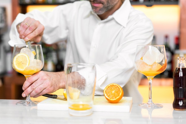 El experto barman está haciendo un cóctel en el club nocturno.