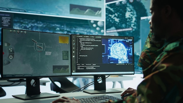 Experto en ciberseguridad supervisa la recopilación de inteligencia a través del cerebro de IA