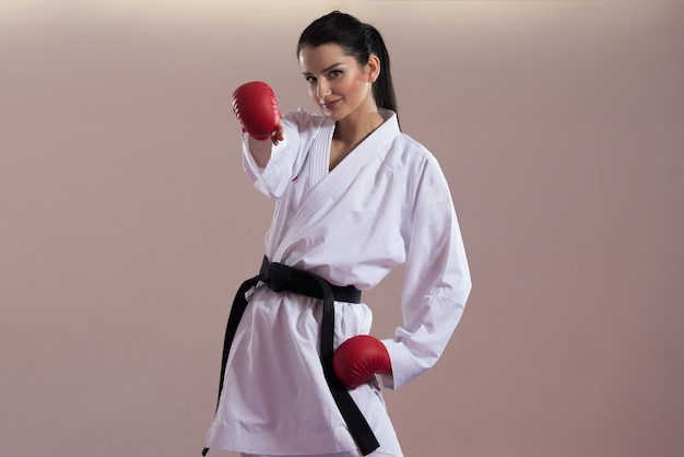 Experto en combate de taekwondo con postura de lucha