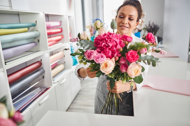 Experto especialista en flores con un ramo de su creación