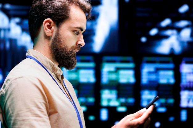 Foto experto en la instalación de cortafuegos de supercomputadoras