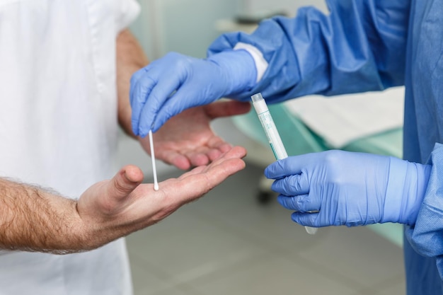 Experto de laboratorio en guantes toma manos análisis de bacterias