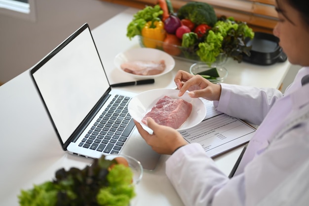 Foto experto profesional en nutrición que proporciona orientación al cliente en línea concepto de nutrición y dieta de estilo de vida saludable