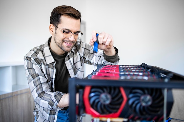 Un experto revisando la plataforma de minería de bitcoin