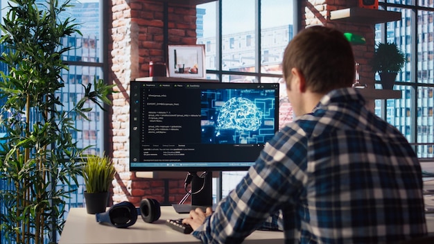 Experto de soporte técnico escribiendo en el teclado haciendo una comprobación en los sistemas de IA