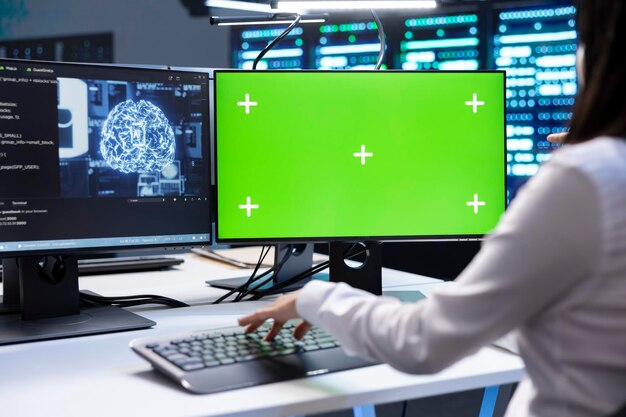 Experto en TI inspeccionando las instalaciones del centro de datos de la red neuronal con PC de clave cromática