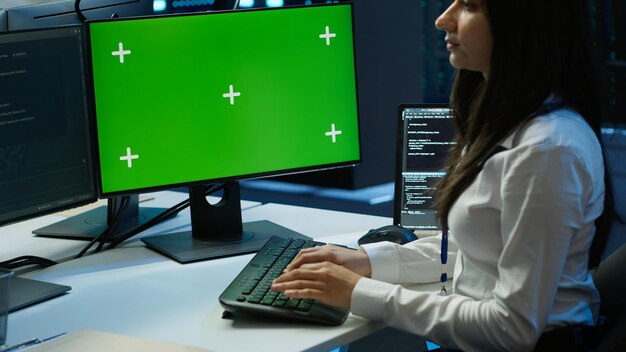 El experto en TI utiliza una maqueta de PC en el centro de servidores para establecer puntos de referencia de rendimiento