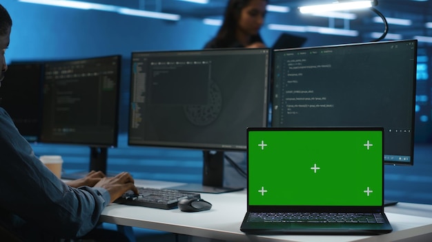 Experto en el uso de computadoras de clave de croma para hacer el mantenimiento de las plataformas del centro de datos