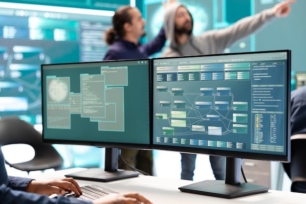 Expertos en ciberseguridad que trabajan en la detección de spyware y malware