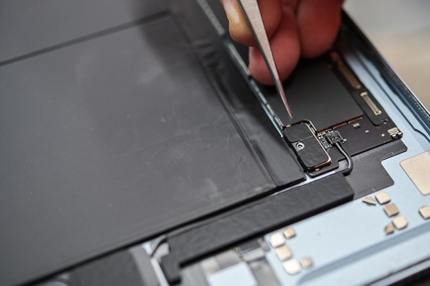 Foto expertos en reparación de contactos de batería de ipad