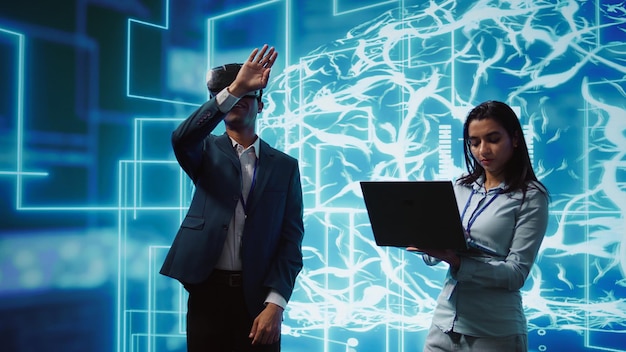 Expertos en TI que utilizan inteligencia artificial y tecnología de realidad virtual