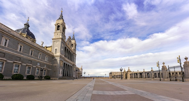 Explanada de la catedral de la Almudena en Madrid con el cielo azul al amanecer. España.