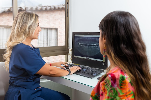 Explicación de una radiografía panorámica a un paciente Guía del dentista