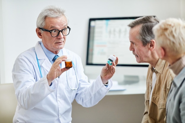 Explicar la diferencia entre los medicamentos a los pacientes.