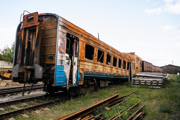 Explodierte Züge und Waggons am Bahnhof in der Stadt Trostyanets Region Sumy Zivilgebäude Russische Militärinvasion in der Ukraine