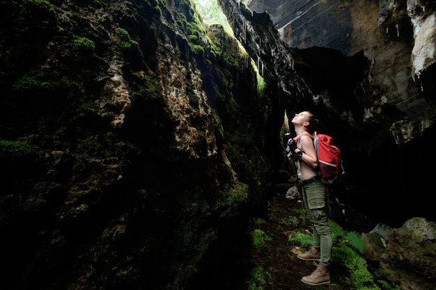 Explora la antigua cueva de la fortaleza