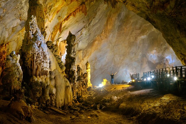 Explora la cueva Paradise en Vietnam