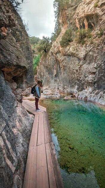 Exploração da natureza jovem caminhando pelas gargantas de Beceite em um dia perfeito em Teruel Aragon