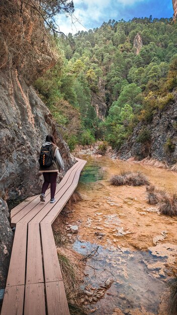 Exploração da natureza jovem caminhando pelas gargantas de Beceite em um dia perfeito em Teruel Aragon