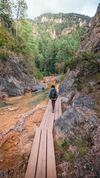 Exploração da natureza jovem caminhando pelas gargantas de Beceite em um dia perfeito em Teruel Aragon