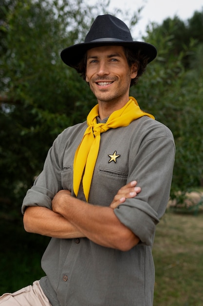 Foto explorador de hombre de tiro medio al aire libre