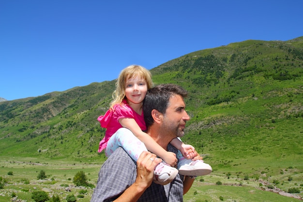 Explorador montanha menina e pai