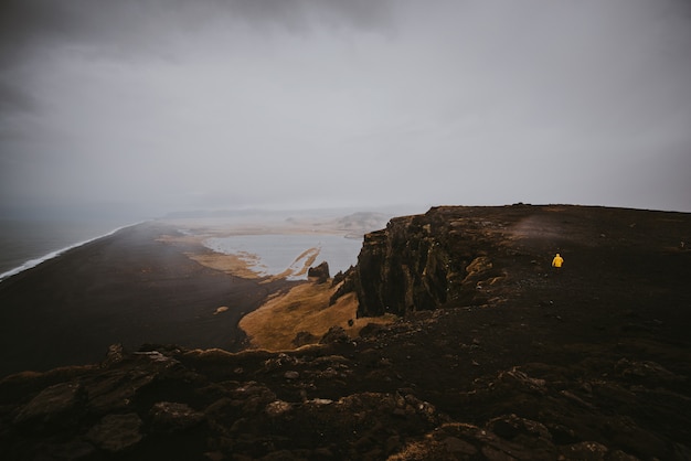 Foto explorador no tour pela islândia, viajando pela islândia descobrindo destinos naturais