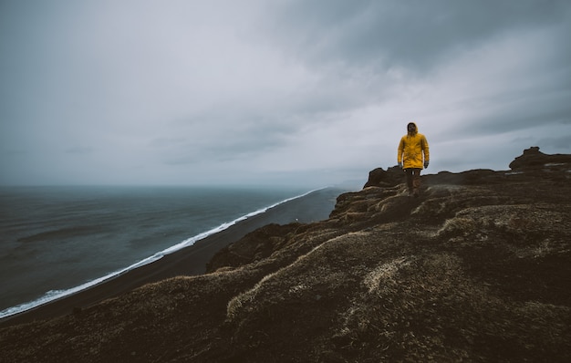 Explorador en el recorrido islandés, viajando a través de islandia descubriendo destinos naturales