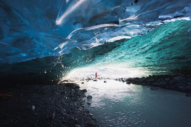 Exploradora femenina en la cueva de hielo, Islandia