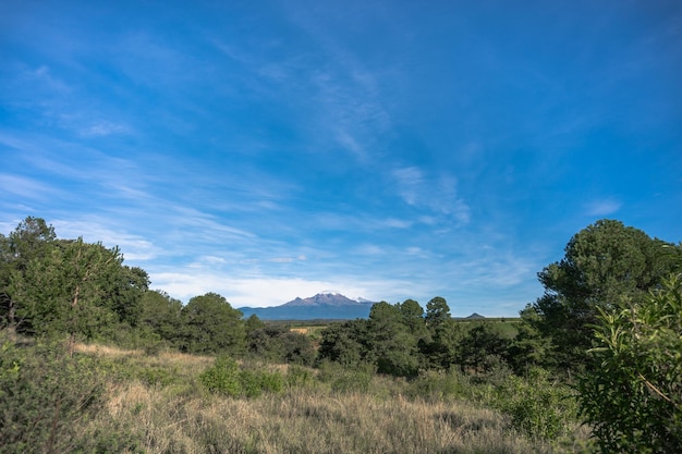 Foto explorando a beleza natural do vulcão iztaccihuatl em um dia ensolarado no méxico